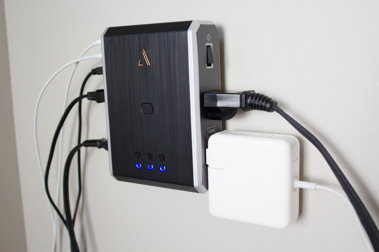 Austere Audio VII Series Power 4-Outlet with Omniport USB+PD45